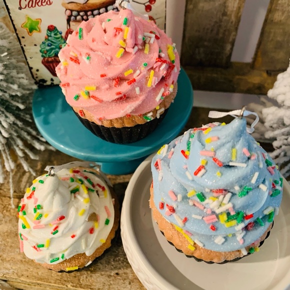 3 Pastel Cupcakes with Sprikles - Picture 4 of 6